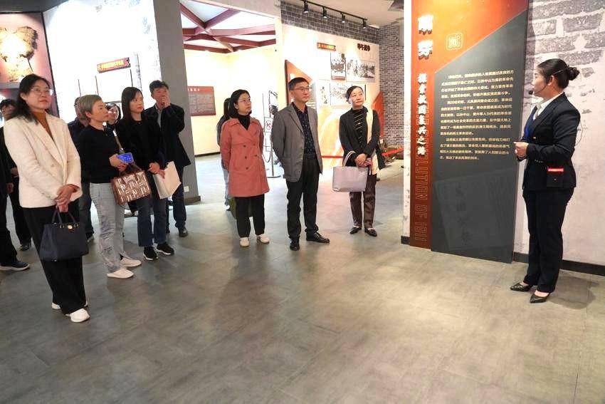 标题:省委讲师团、英国365官方网站赴华容区开展“大思政课”“百马行动”观摩宣讲活动.docx